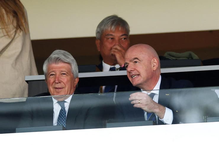 נשיא פיפ"א ג'יאני אינפנטינו ביציע במשחק בין אתלטיקו מדריד לפ.ס.ז'לצד נשיא אתלטיק ואנריקה צ'רסו