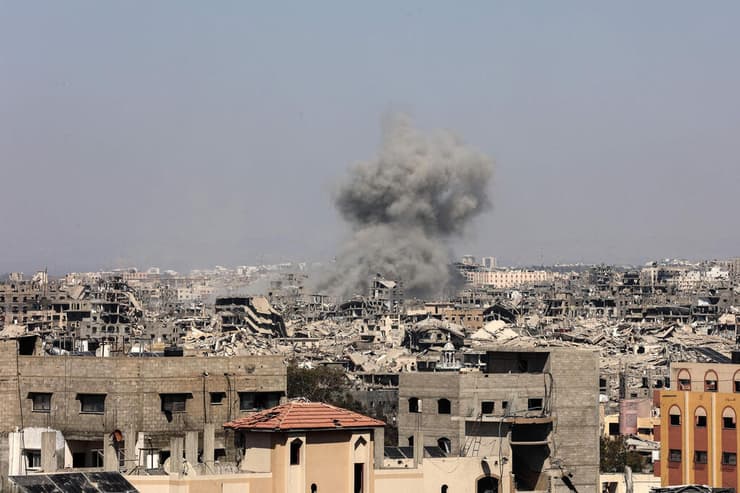 ענן עשן מתנשא בג'באליה בצפון רצועת עזה במהלך תקיפה ישראלית