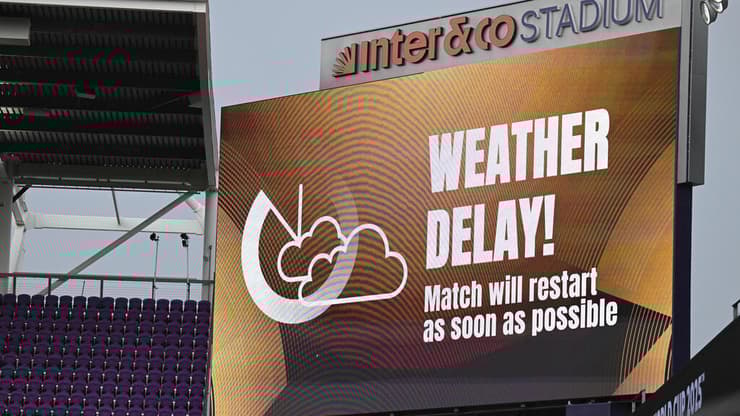 הודעה על "עיכוב בשל תנאי מזג האוויר" במשחק בין בנפיקה לאוקלנד