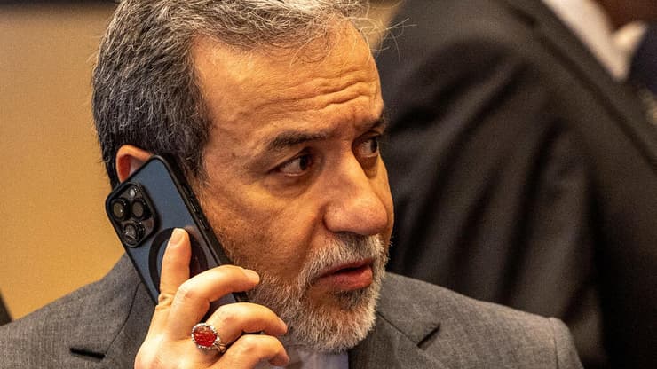 עבאס עראקצ'י שר החוץ של איראן בכינוס באיסטנבול של הארגון לשיתוף פעולה איסלאמי