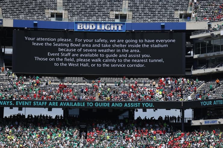 אוהדים מתבקשים "לקחת מחסה" מפני ברקים באצטדיון בניו ג'רזי במשחק בין אל אהלי לפלמיירס