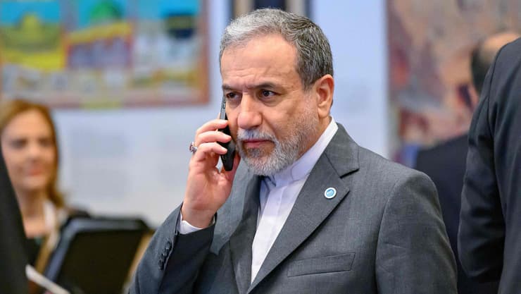 עבאס עראקצ'י שר החוץ של איראן בכינוס באיסטנבול של הארגון לשיתוף פעולה איסלאמי (צילום: AP Photo/Mehmet Guzel) עבאס עראקצ'י שר החוץ של איראן בכינוס באיסטנבול של הארגון לשיתוף פעולה איסלאמי