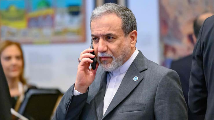 הזמין - ונדחה. עראקצ'י (צילום: AP Photo/Mehmet Guzel) עבאס עראקצ'י שר החוץ של איראן בכינוס באיסטנבול של הארגון לשיתוף פעולה איסלאמי