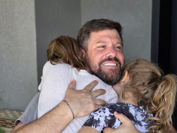 רס"ן (מיל') יצחקי גליק  במפגש עם ילדיו לאחר חזרתו ארצה   