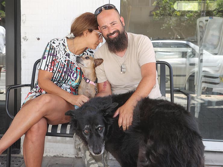 קובי ונטלי גרינברג עם הכלבים ג'סי וכתם. "אנחנו כאן שבוע, ועדיין לא מאמינים" (צילום: יריב כץ) yk14414493