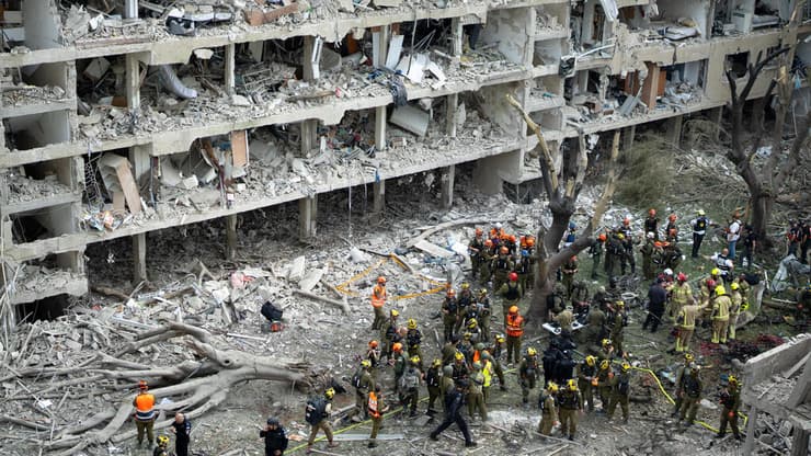 זירת הפגיעה ברמת אביב בסבב הקודם עם איראן (צילום: Erik Marmor/Getty Images) זירת הפגיעה בתל אביב