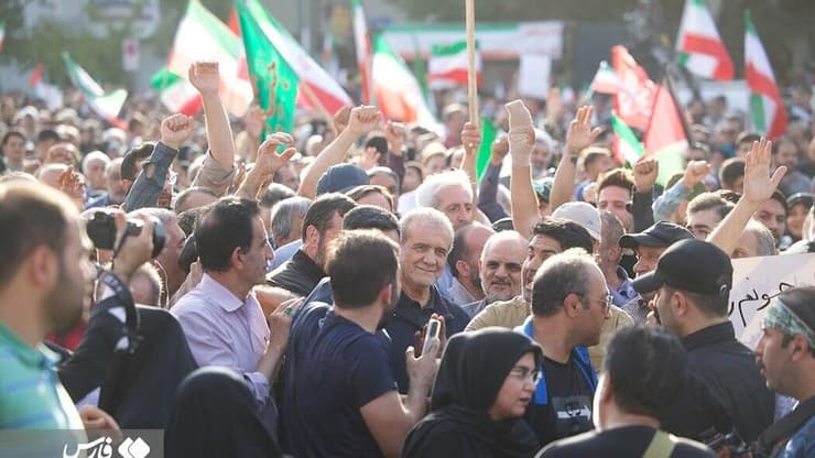 נשיא איראן, מסעוד פזשכיאן נוכח בעצרת של סטודנטים כנגד התקיפות האמריקאיות והישראליות בכיכר המהפיכה בטהרן