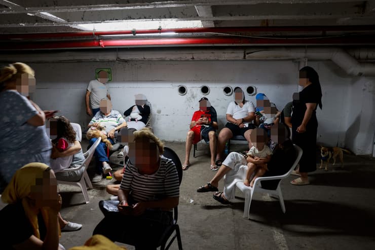 תופסים מחסה במקלט בעת אזעקה