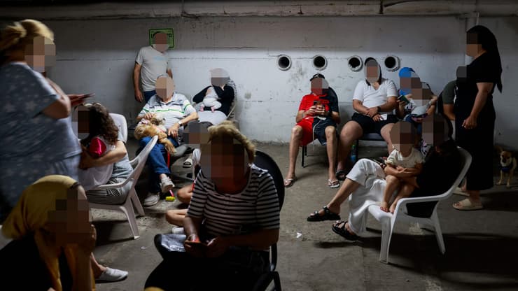 תופסים מחסה במקלט בעת אזעקה, הנפש עדיין לא חזרה לשגרה (צילום: Menahem Kahana / AFP) תופסים מחסה במקלט בעת אזעקה