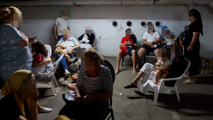 תופסים מחסה במקלט בעת אזעקה