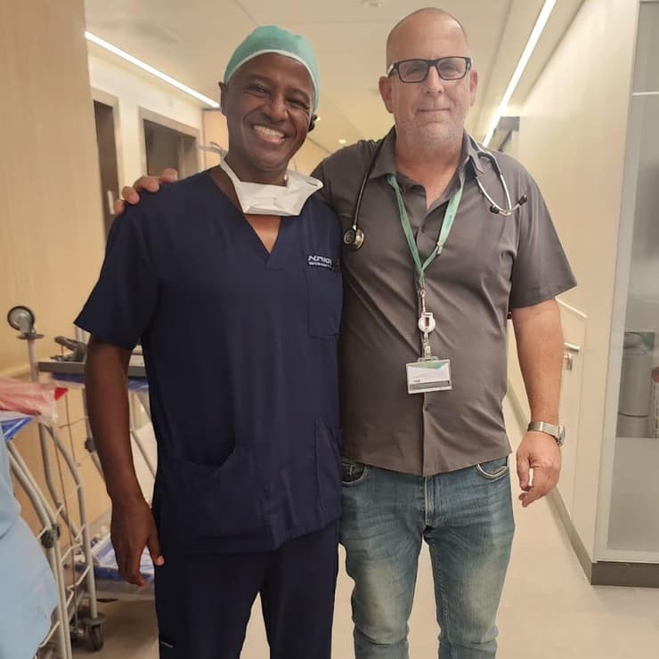 מימין לשמאל: ד"ר אורי רוביו, מנהל מחלקה פנימית א' בסורוקה, וד"ר אבי יצחק, המנהל הרפואי של אסותא באר שבע