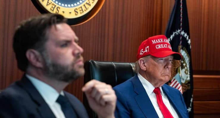 טראמפ וסגנו ואנס צופים מחדר המצב בבית הלבן בתקיפה נגד מתקני הגרעין באיראן, 22 ביוני