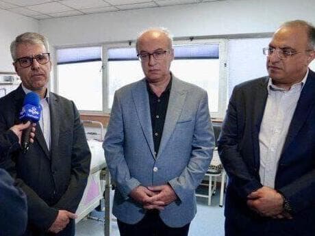 ד"ר הומיון שמח (במרכז התמונה) בבית חולים בטהרן