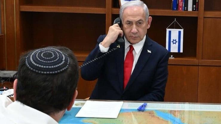 נתניהו באחת משיחותיו עם טראמפ, עם דרמר. רה"מ שוב דיבר עם הנשיא - ואישר את הפסקת האש (צילום: אבי אוחיון, לע"מ) ראש הממשלה בנימין נתניהו בשיחה עם נשיא ארצות-הברית