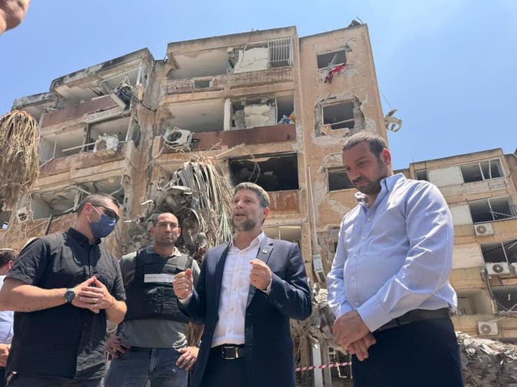 שר האוצר בצלאל סמוטריץ’ בזירות הפגיעה בסורוקה ובחולון