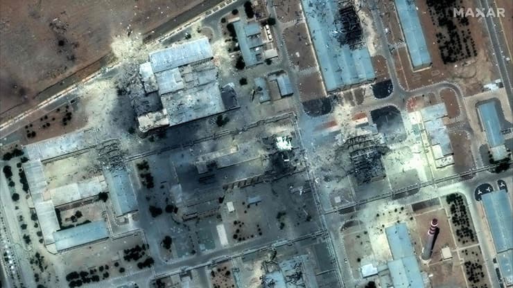 תמונות הלוויין מאיספהאן (צילום: SATELLITE IMAGE ©2025 MAXAR TECHNOLOGIES / AFP) איספהאן איראן תמונות לווין לפני אחרי תקיפה תקיפות ארצות הברית ארה"ב מתקן גרעין מטוסי B-2