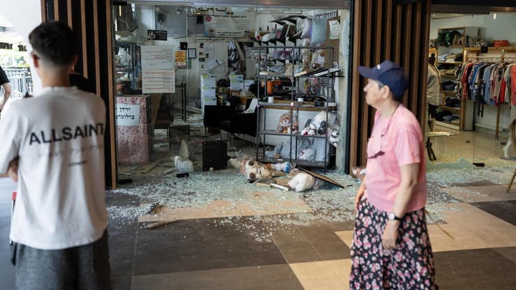 חנויות שנפגעו מהמטח לתל אביב (צילום: Erik Marmor/Getty Images) זירת הפגיעה בתל אביב