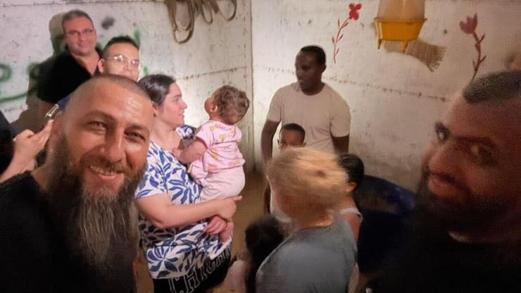  עיסא אבו אלריתאג' בעל פנצ'ריה, הכניס משפחות יהודים למקלט בעת אזעקה