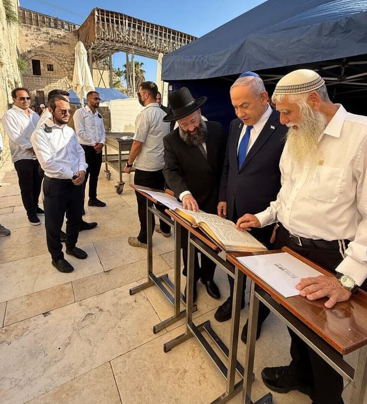 ראש הממשלה נתניהו נושא תפילה בכותל המערבי ראש הממשלה נתניהו נושא תפילה בכותל המערבי