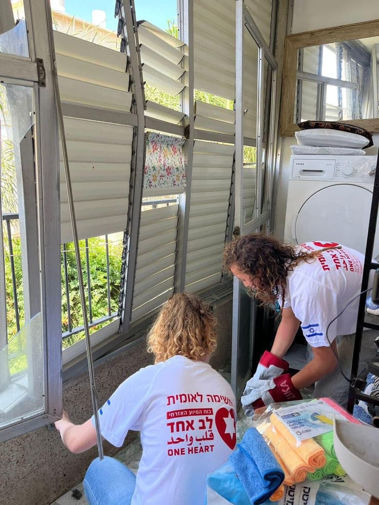 מתנדבות "לב אחד" מסייעות בבתים שנפגעו ממתקפת הטילים האיראנית (צילום: באדיבות "לב אחד") מתנדבות "לב אחד" מסייעות בבתים שנפגעו ממתקפת הטילים האיראנית