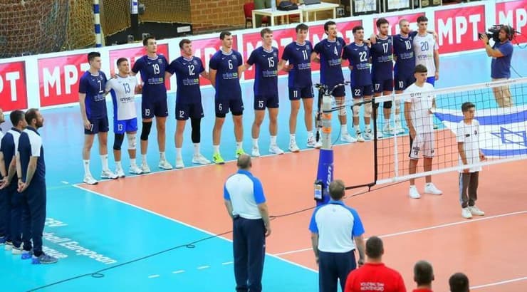 הנחברת שרה את ההמנון