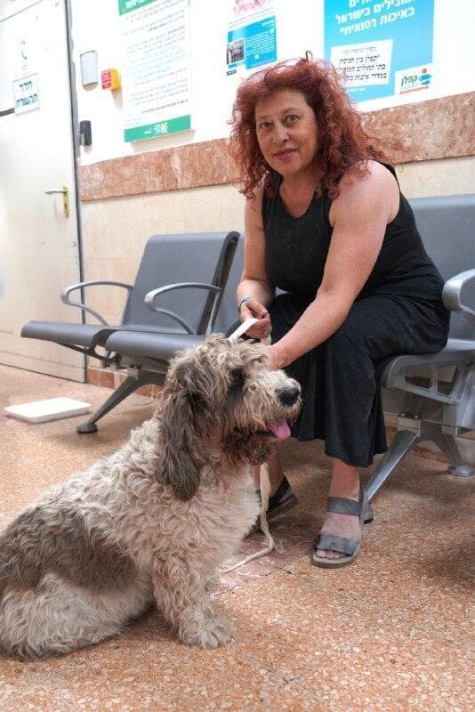 ברני עם רותה בבית החולים