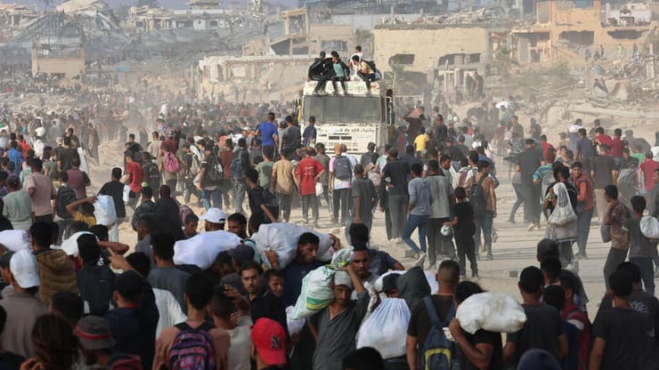 עזתים נושאים סיוע הומניטרי בג'באליה