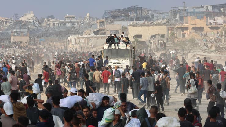 עזתים נושאים סיוע הומניטרי בג'באליה