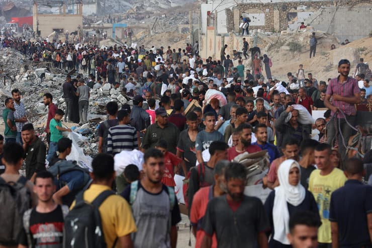 עזתים נושאים סיוע הומניטרי בג'באליה