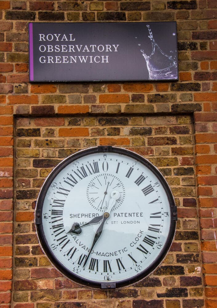 שעון במצפה הכוכבים המלכותי של גריניץ' (צילום: Arne Beruldsen/Shutterstock) השעון במצפה הכוכבים המלכותי של גריניץ'