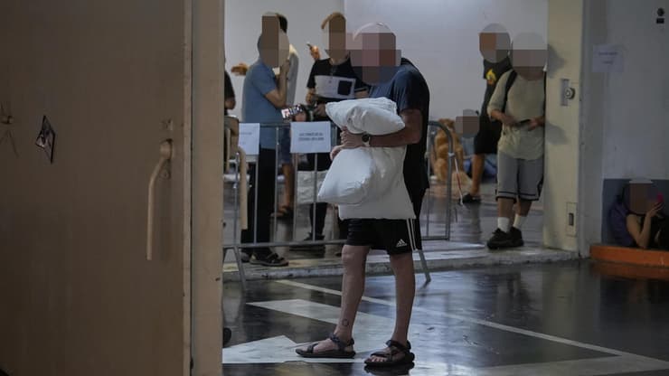 תופסים מחסה במקלט בעת אזעקה