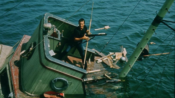 מתוך "מלתעות"