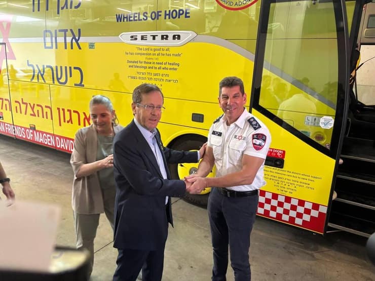 הנשיא הרצוג ביקר במוקד מד״א ברמלה