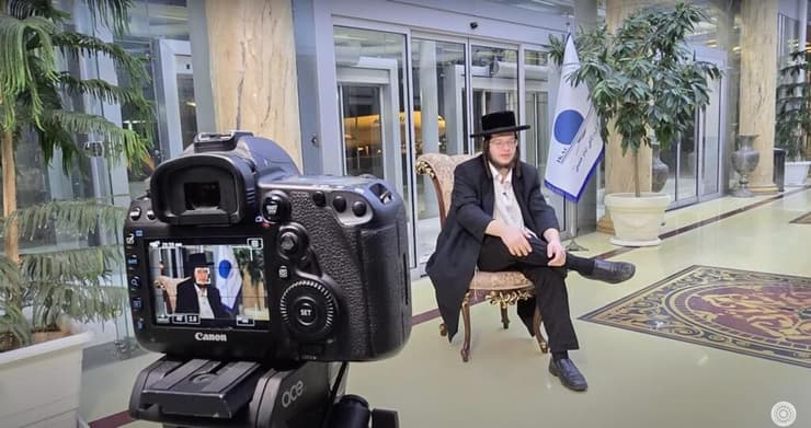 אברהם במהלך התחקיר שעבר באיראן