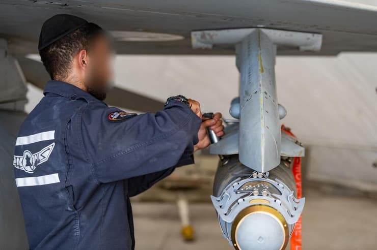 טכנאי בחיל האוויר בבסיס רמת דוד (צילום: דובר צה"ל) פעילות חיל האוויר במהלך המבצע באיראן בבסיס רמת דוד
