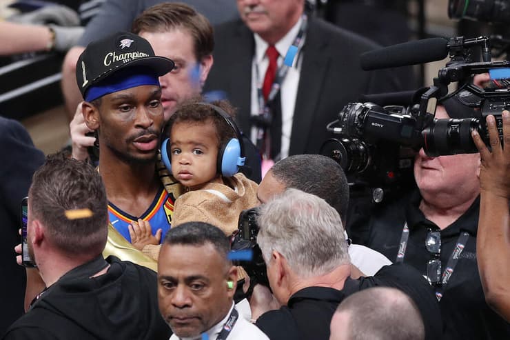 גילג'ס-אלכסנדר ובנו, מיד לאחר סיום המשחק (צילום: Justin Ford / GETTY IMAGES NORTH AMERICA / AFP) גילג'ס-אלכסנדר ובנו, מיד לאחר סיום המשחק