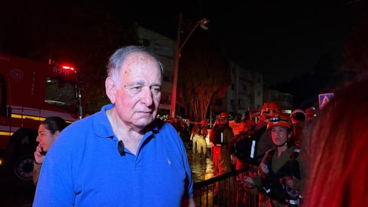 ראש העיר יונה יהב בזירת נפילת הטיל בחיפה