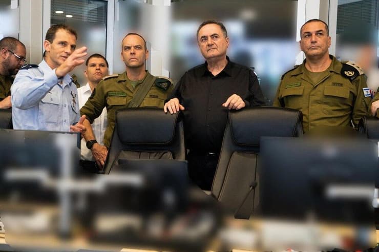 שר הביטחון ישראל כ"ץ ביחד עם הרמטכ"ל אייל זמיר בבור אגף המבצעים בתקיפות חיל האוויר מטרות משטר בטהרן