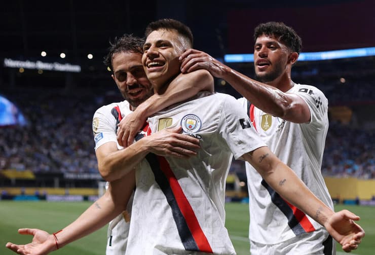 אצ'ברי והחברים בסיטי חוגגים מול אל-עין