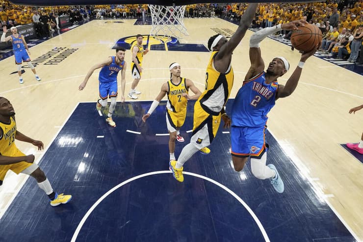 "קשה מאוד לשמור עליו". בקרב אווירי מול פסקל סיאקם (צילום: Kyle Terada/Pool Photo via AP) שיי גילג'ס-אלכסנדר