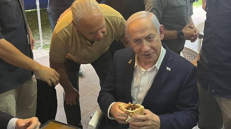 ראש הממשלה בנימין נתניהו ביקר בזירת הנפילה בראשון לציון ובפלאפל שושנה