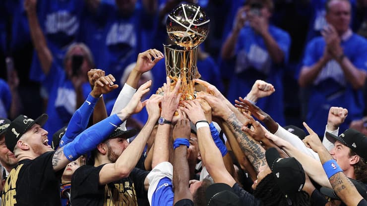 שחקני אוקלהומה סיטי והגביע (צילום: Justin Ford / GETTY IMAGES NORTH AMERICA / AFP) שחקני אוקלהומה סיטי והגביע