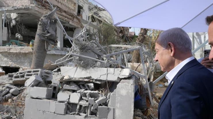 ראש הממשלה בנימין נתניהו ביקר בזירת הנפילה בראשון לציון עם ראש העיר רז קינסטליך