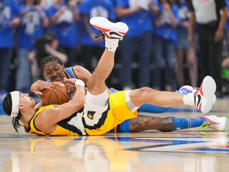 משחק 7 או לא משחק 7? נמבהרד ו-וויליאמס במאבק על כדור (צילום: Kyle Terada-Imagn Images) משחק 7 או לא משחק 7? נמבהרד ו-וויליאמס במאבק על כדור