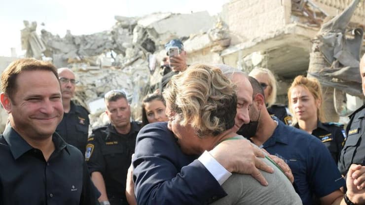 ראש הממשלה בנימין נתניהו ביקר בזירת הנפילה בראשון לציון עם ראש העיר רז קינסטליך