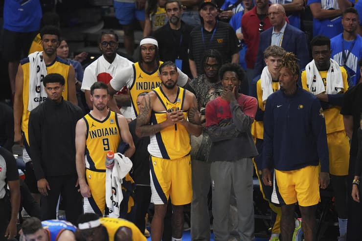 שחקני אינדיאנה מתוסכלים (צילום: Nate Billings/Pool Photo via AP) שחקני אינדיאנה מתוסכלים