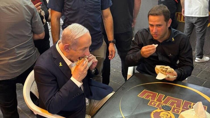 ראש הממשלה בנימין נתניהו ביקר בזירת הנפילה בראשון לציון ובפלאפל שושנה
