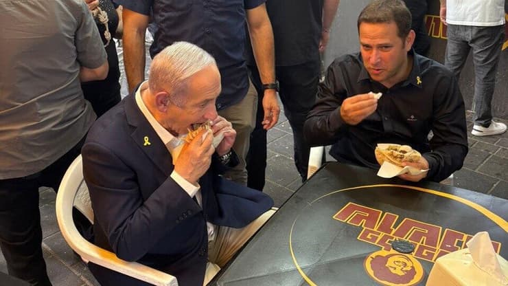 ראש הממשלה בנימין נתניהו ביקר בזירת הנפילה בראשון לציון ובפלאפל שושנה