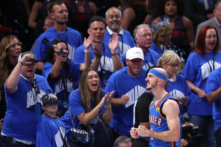 קארוסו חוגג עם האוהדים (צילום: Justin Ford / GETTY IMAGES NORTH AMERICA / AFP) קארוסו