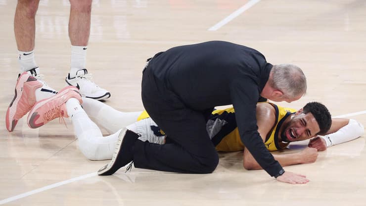 הליברטון בוכה על הפרקט, רגע לאחר הפציעה